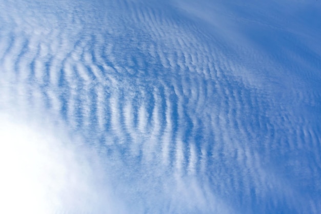 Nuvens brancas como uma forma de onda do mar no céu azul claro como pano de fundo