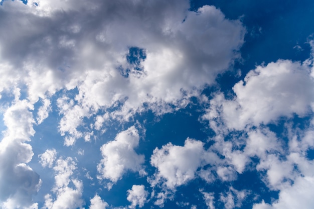 Nuvens brancas contra o céu azul.