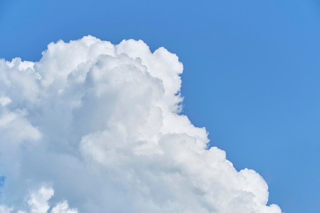 Nuvens brancas contra o céu azul