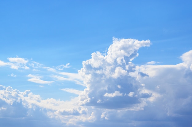 Nuvens brancas contra o céu azul