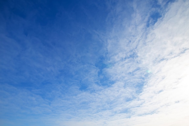 nuvens brancas contra um céu azul de março dia ensolarado