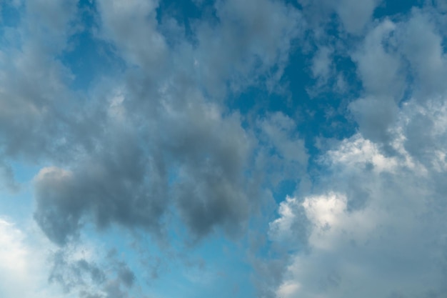 nuvens brancas contra um céu azul