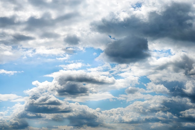 Nuvens brancas correndo sobre o céu