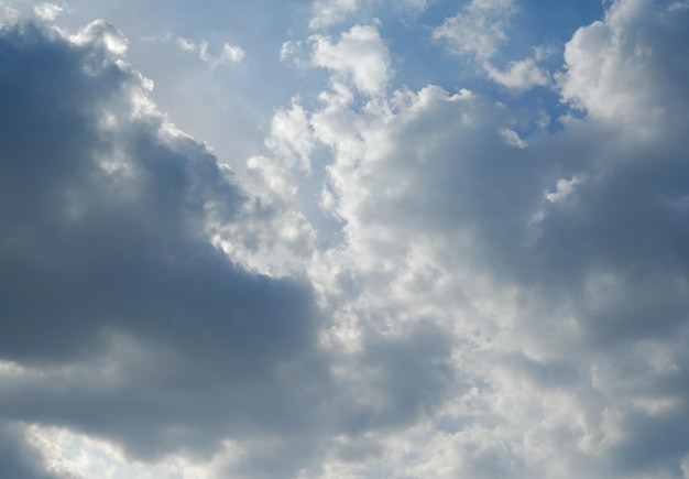 Nuvens brancas cumulus no céu azul escuro