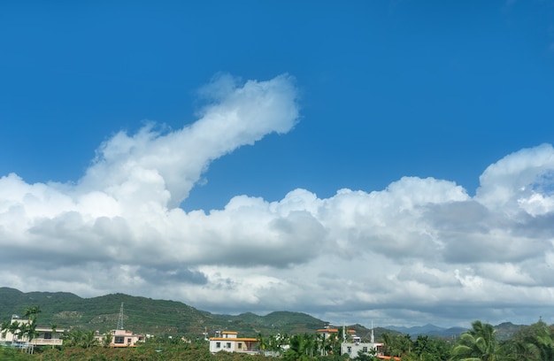 Nuvens brancas de céu azul ao ar livre e cenário rural