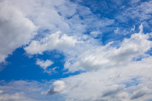 Nuvens brancas de céu azul