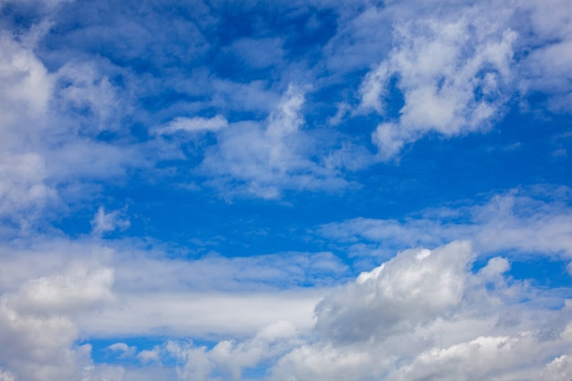 Nuvens brancas de céu azul