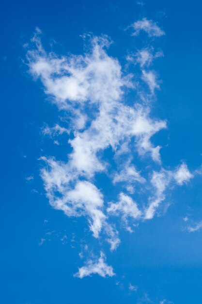 Nuvens brancas de fundo da natureza sobre o céu azul