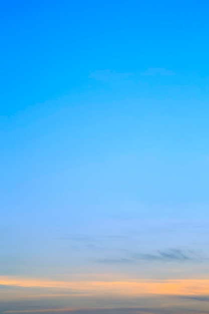 Nuvens brancas de imagem vertical no céu azul pela manhã