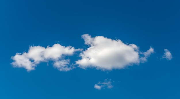 Nuvens brancas de sucesso em um céu azul