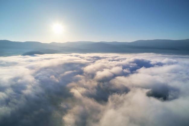 Nuvens brancas de vista aérea no céu azul de manhã