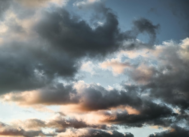 Nuvens brancas distantes no céu durante um dia ensolarado no verão