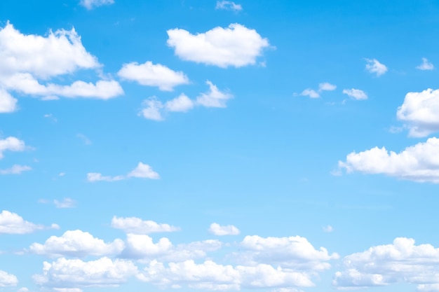 Nuvens brancas do céu bonito perfeitas para o fundo