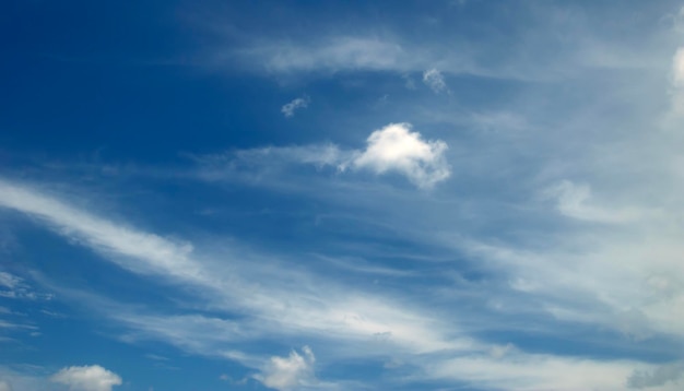 Nuvens brancas do céu