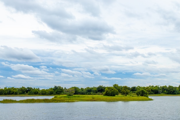 Foto nuvens brancas e céu acima do reservatório