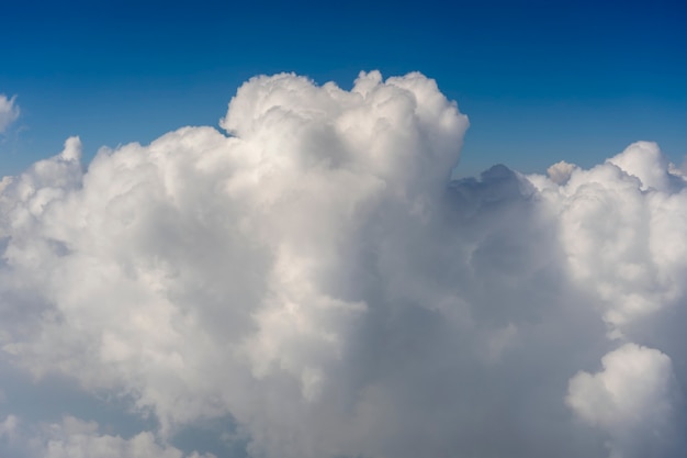 Nuvens brancas e céu azul, uma vista da janela do avião. Fundo da natureza