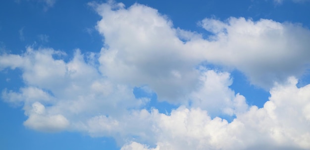 Nuvens brancas e céu azul