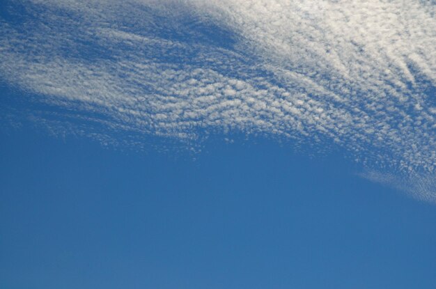 Nuvens brancas e céu azul