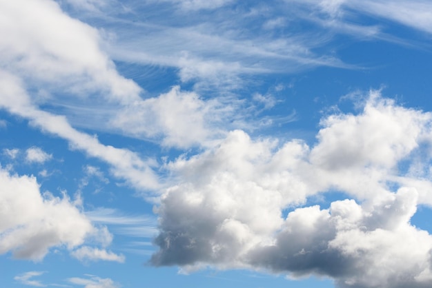 Nuvens brancas e céu azul