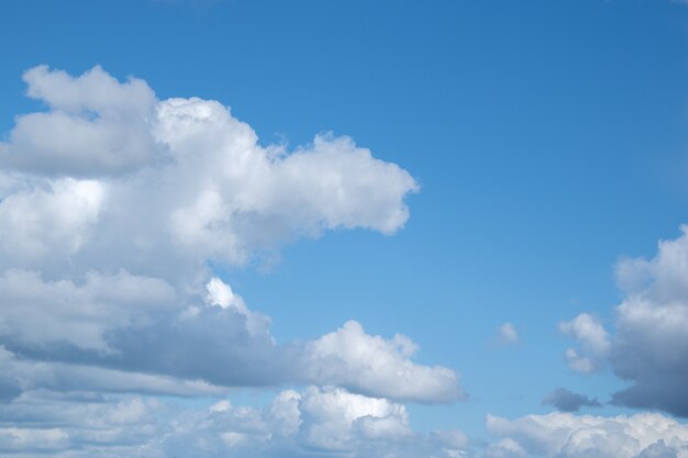 Nuvens brancas e cinza no céu azul