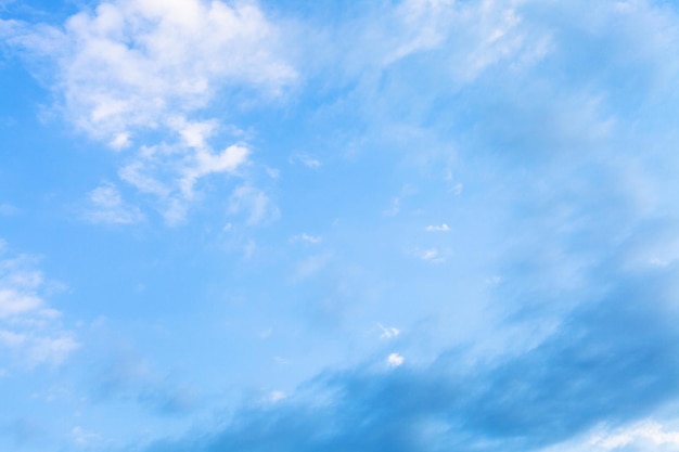 Nuvens brancas e cinzentas no céu azul da noite