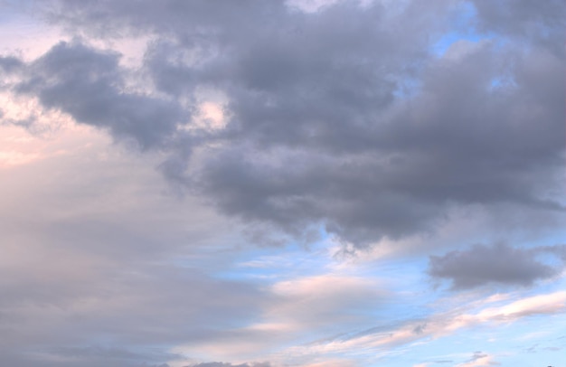 Nuvens brancas e escuras flutuam em direção umas às outras através do céu azul no monitor Background Banner Screensaver