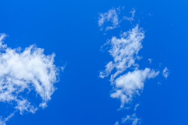 Nuvens brancas e fofas em um céu azul profundo