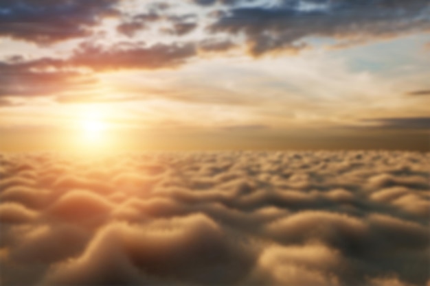 Nuvens brancas e fofas no céu ao pôr do sol fundo criativo ilustração 3d renderização 3d