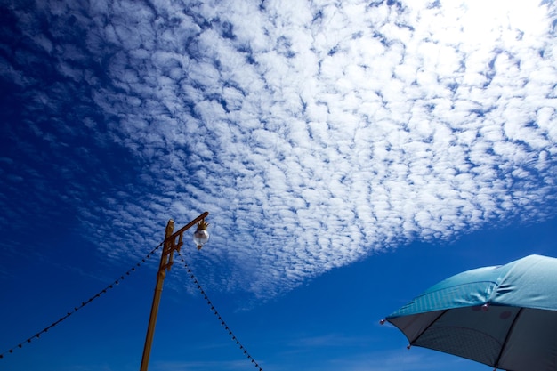 Foto nuvens brancas e fofas no céu azul brilhante com brilho e luz brilhante do sol