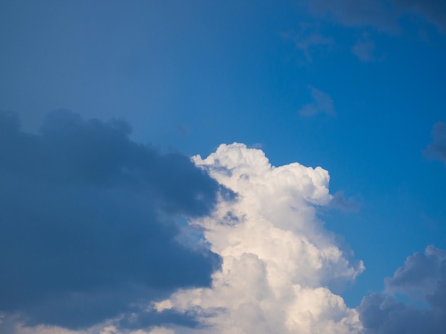 Nuvens brancas e fofas no céu azul para fundo