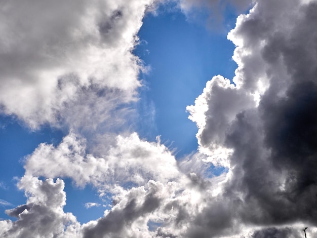 Foto nuvens brancas e fofinhas no céu azul profundo o fundo do céu