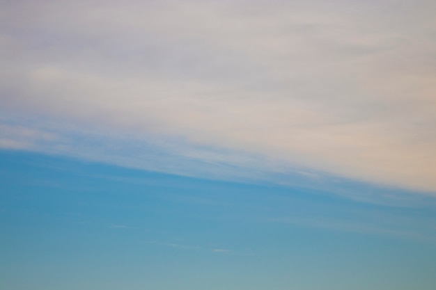 Nuvens brancas e fundo de céu azul