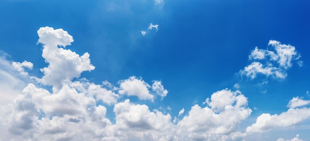 nuvens brancas e fundo de céu azul