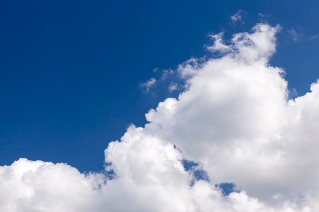 Nuvens brancas em close-up fotografadas no céu azul, profundidade de campo rasa