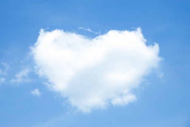 Nuvens brancas em forma de coração no céu azul