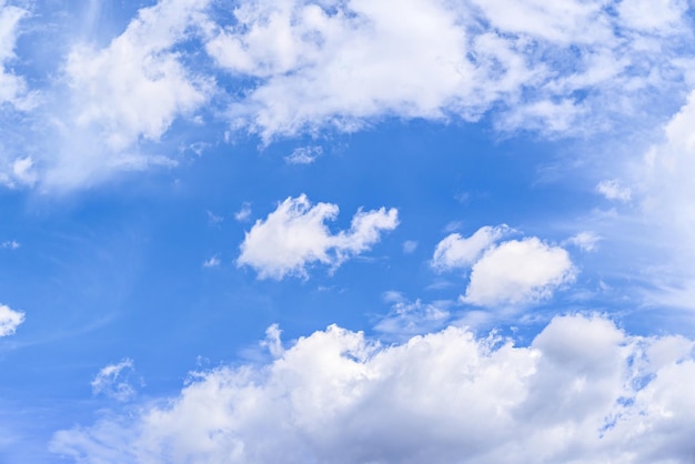 Nuvens brancas em um céu azul brilhante. A beleza da natureza.