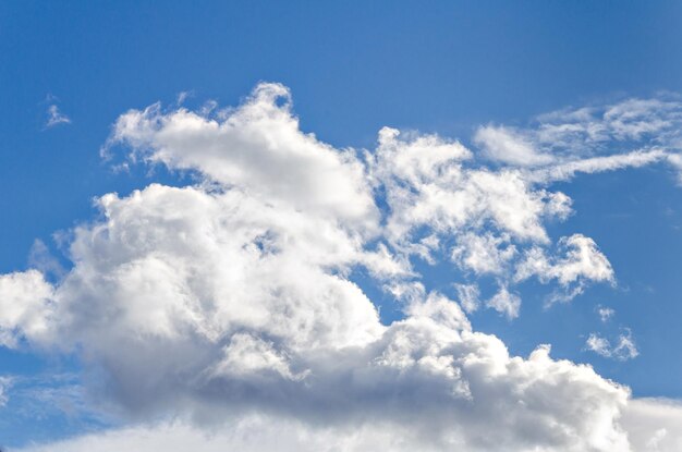 Nuvens brancas em um céu azul brilhante. A beleza da natureza.