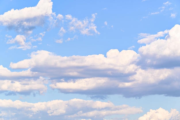 Nuvens brancas em um céu azul brilhante. A beleza da natureza.