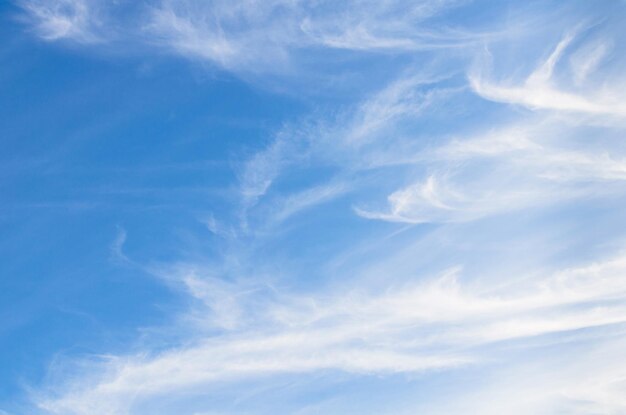 Nuvens brancas em um céu azul brilhante. A beleza da natureza.