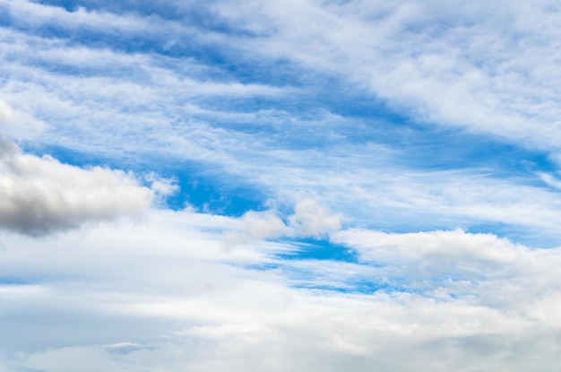 Nuvens brancas em um céu azul brilhante. A beleza da natureza.