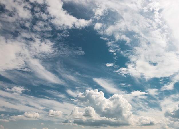 Nuvens brancas em um céu azul brilhante