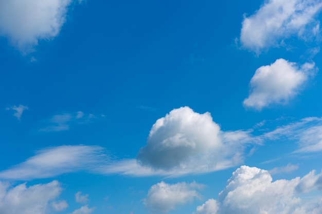 Nuvens brancas em um céu azul