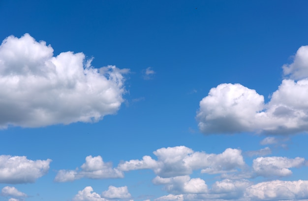 Nuvens brancas em um céu azul