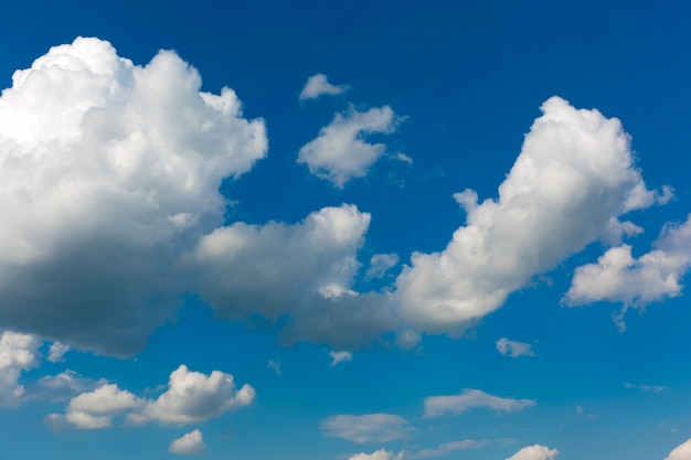 Nuvens brancas em um céu azul