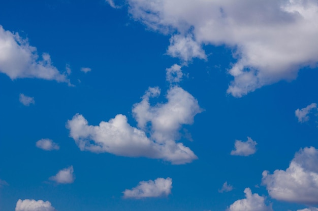 Nuvens brancas em um céu azul