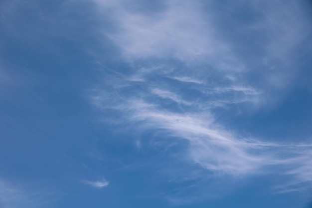 Nuvens brancas em um fundo azul