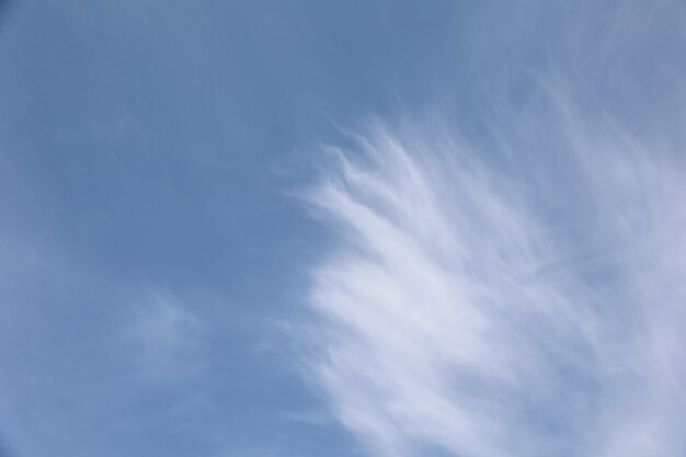 Nuvens brancas em um fundo azul