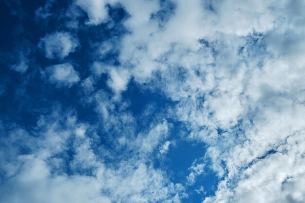 Nuvens brancas em um fundo de céu azul