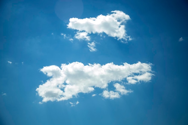 Nuvens brancas em um fundo de céu azul