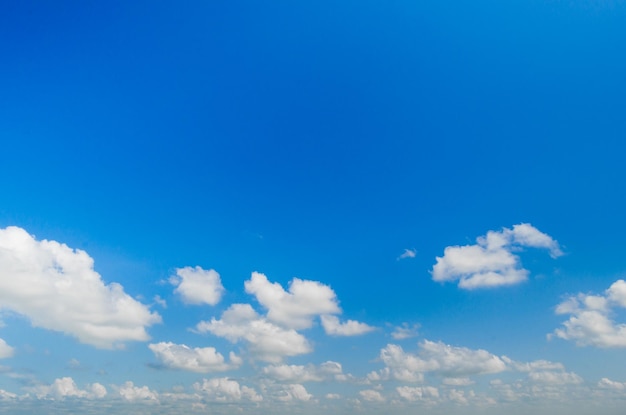 Nuvens brancas em um fundo de céu azulDeterioração das condições climáticas